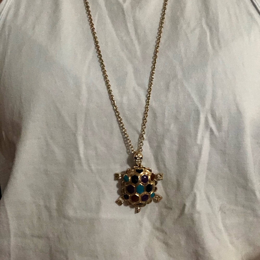 Adorable turtle necklace - Picture 4 of 5